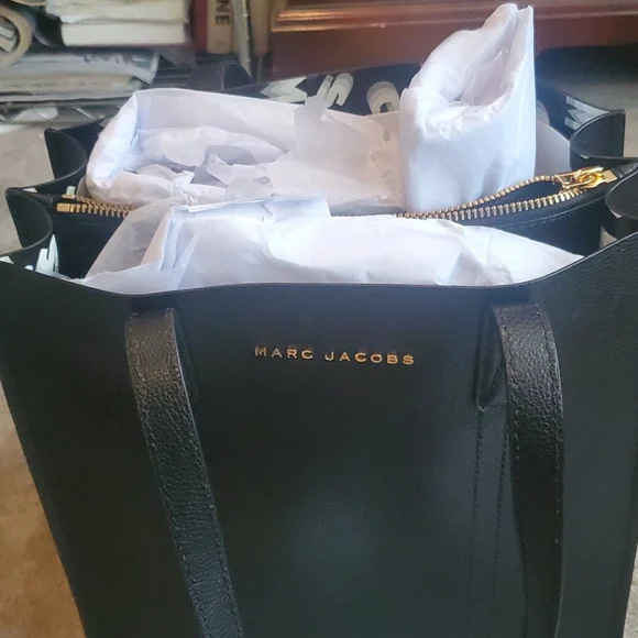 Marc jacob HOST PICK gorgeous largest tote new, gorgeous ๐ dust cover tagged - Picture 10 of 13